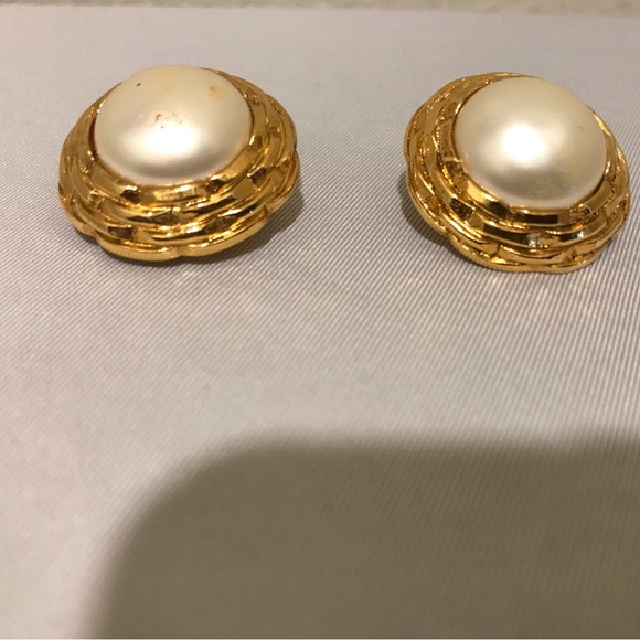 CHANEL Disc Pearl Clip On Earrings 1" 25.6g - Picture 7 of 7